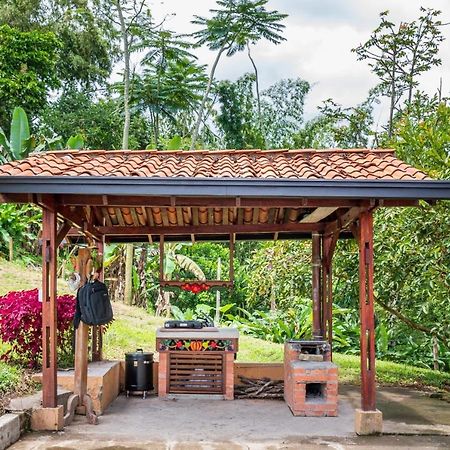 Agradable Cabana Cafetera Con Jacuzzi A 12 Min Del Centro De Pereira Luaran gambar