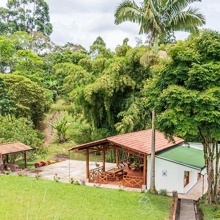 Agradable Cabana Cafetera Con Jacuzzi A 12 Min Del Centro De Pereira Luaran gambar