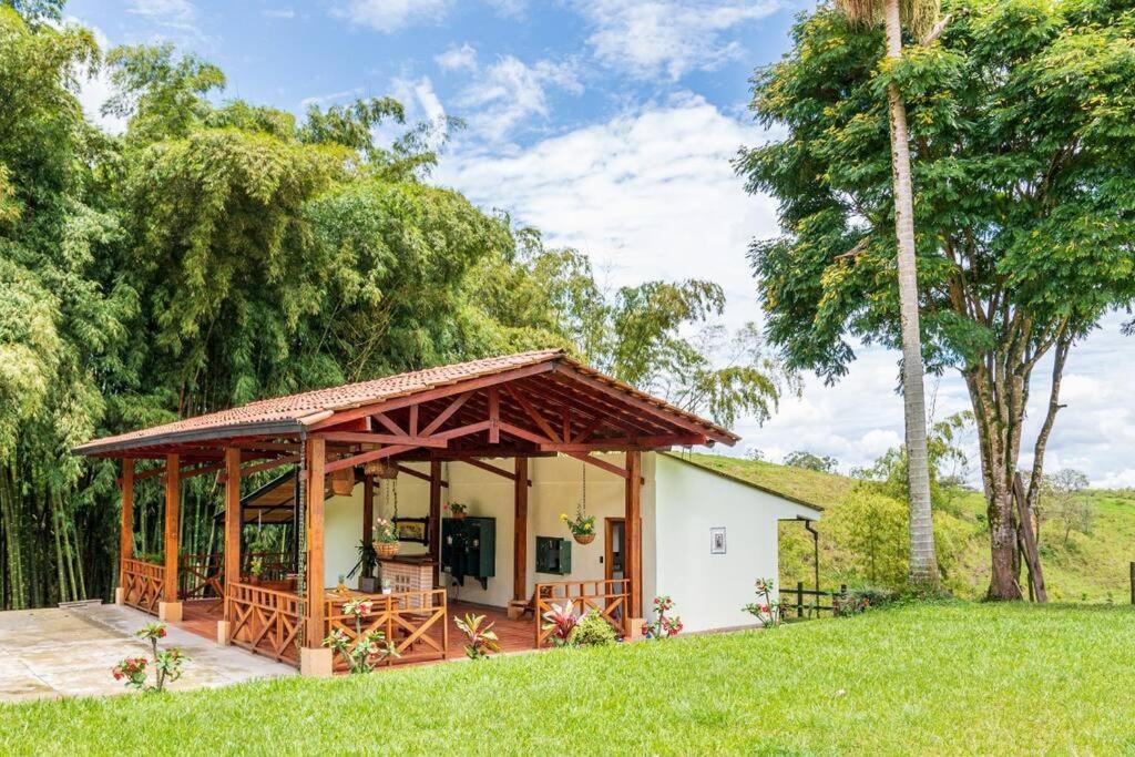 Agradable Cabana Cafetera Con Jacuzzi A 12 Min Del Centro De Pereira Luaran gambar