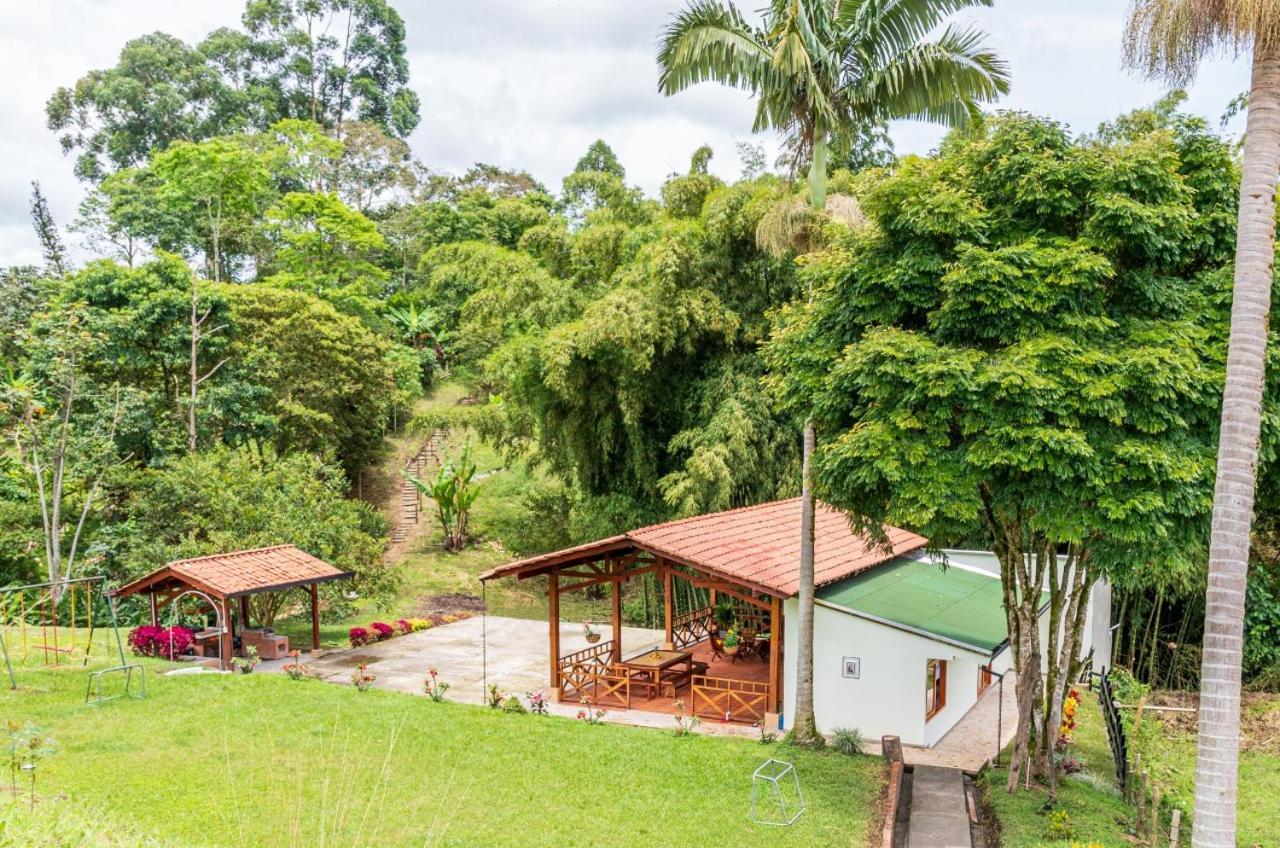 Agradable Cabana Cafetera Con Jacuzzi A 12 Min Del Centro De Pereira Luaran gambar