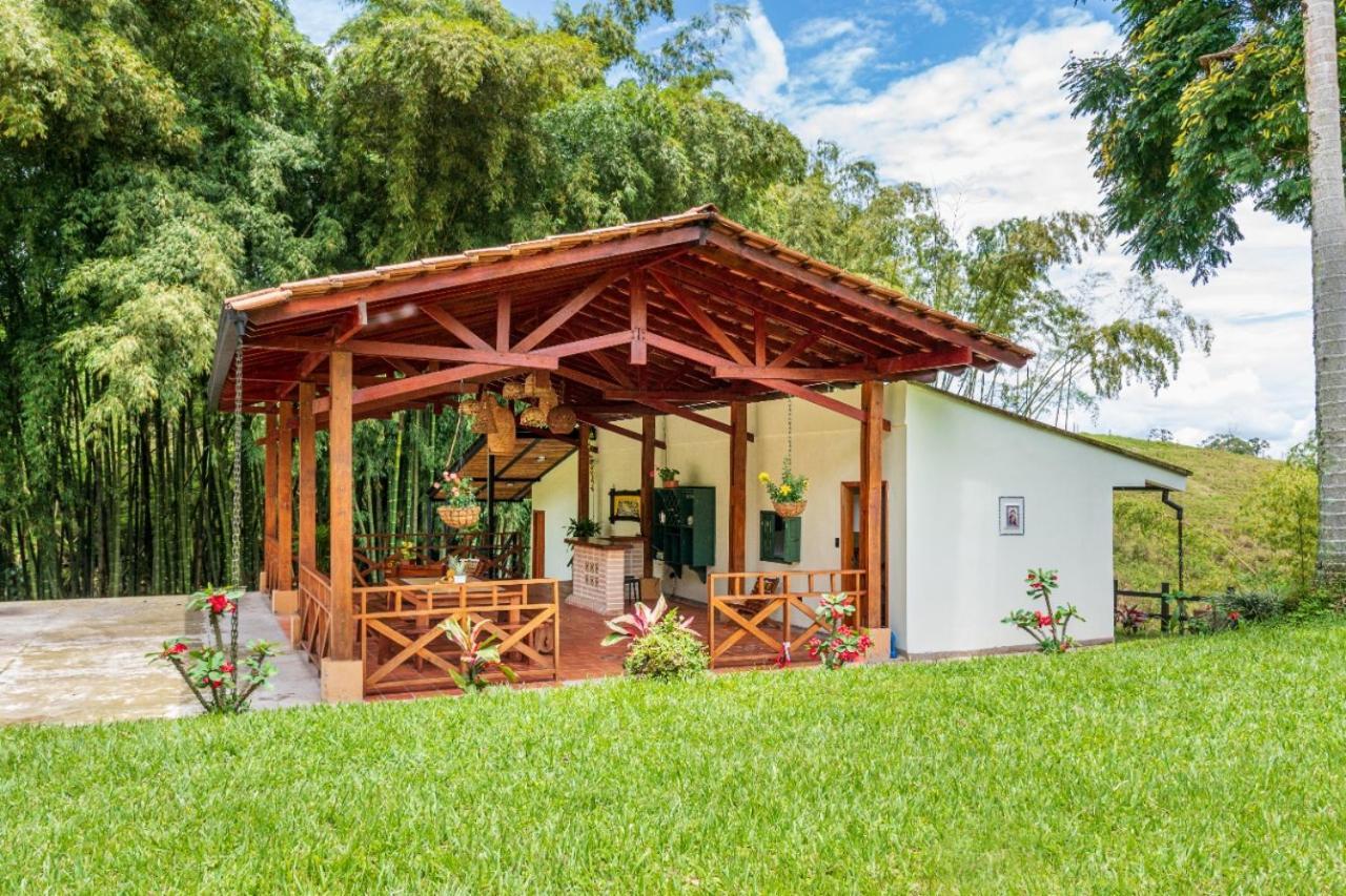 Agradable Cabana Cafetera Con Jacuzzi A 12 Min Del Centro De Pereira Luaran gambar
